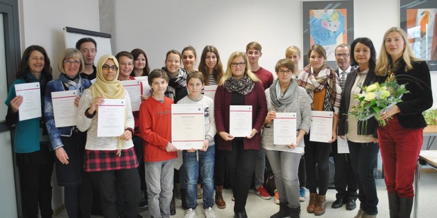 Große Freude bei Schülern und Lehrern des LGL: Das Projekt „Vereint in Verschiedenheit" wurde im Rahmen des „Trialog der Kulturen" der Herbert Quandt-Stiftung als bestes Projekt in Hessen ausgezeichnet. Foto: Benjamin Kloos