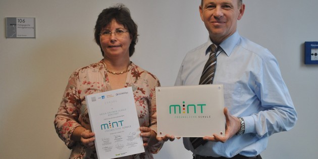 Freuen sich über die Auszeichnung der Erich-Kästner-Schule als MINT-freundliche Schule: Dr. Elke Wagner-Pommerenke und Mark Wolfarth (v.l.). Foto: Benjamin Kloos