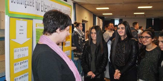 Die Information über die Jugendhilfeeinrichtungen in Lampertheim und im Kreis Bergstraße stand im Mittelpunkt des Projekttages für die 8. Klassen der Realschulen in Lampertheim – so wie hier am Stand der Beratungsstelle für Eltern, Kinder und Jugendliche des Kreis Bergstraße. Foto: Benjamin Kloos