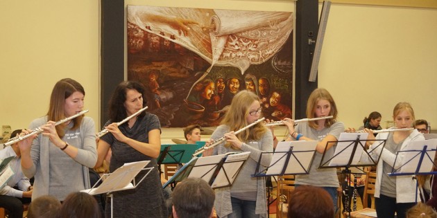 Mit einem Menuett von Bach und einem russischen Tanz präsentierten sich vier Schülerinnen der Musiklehrerin Charlotte Volland auf der Querflöte. Foto: Sigrid Samson