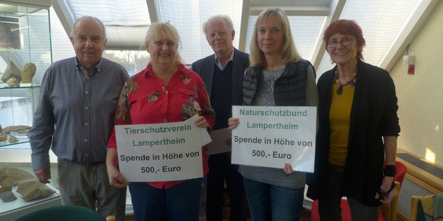 Renate (r.) und Emil Hoffmann (l.) überreichten jeweils 500 Euro an den Tierschutzverein Lampertheim, vertreten durch Annette Maring (2.v.l) und den Naturschutzbund Lampertheim, vertreten durch Andrea Hartkorn (2.v.r.) und Dieter Melchior (Mitte). Foto: oh