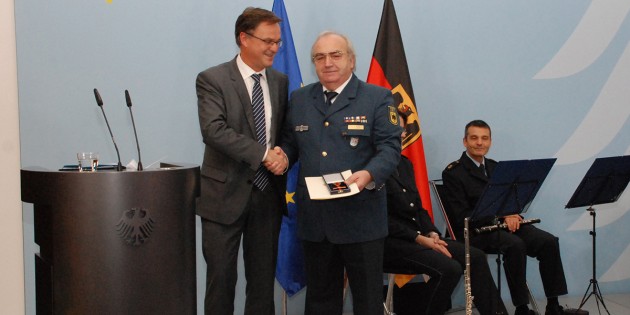 Karl-Robert Röhrig (r.) nahm seine Auszeichnung von Staatssekretär Hans-Georg Engelke entgegen. Foto: THW/ Florian Gottschalk