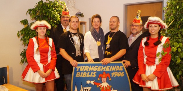 Jürgen Licht (2.v.r.), Vorsitzender der Karneval-Abteilung der TG Biblis, gemeinsam mit Sitzungspräsident Jürgen Schmidt (2.v.l.) und den geehrten Mitgliedern Annik Löhr (Mitte) sowie Aaron und Leo Bär mit zwei Gardemädels bei der Eröffnung der Faschinskampagne 2015/16. Foto: Sigrid Samson