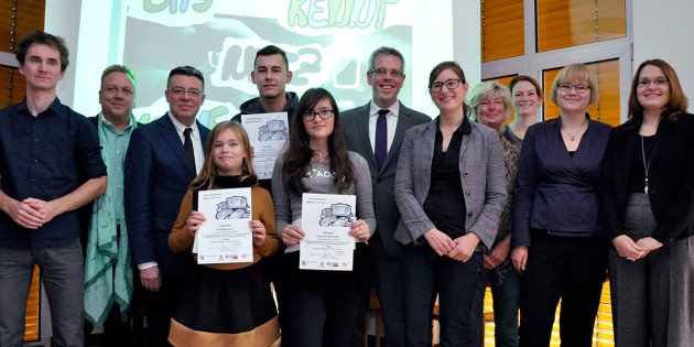 „Zeigt es in einem Bild”: Auch die Kunstwerke der Preisträger Nike Maischen aus Lampertheim (4.v.l.) und Natascha Essenbreis aus Bürstadt (6.v.l.) werden als Postkarte gedruckt. Foto: oh