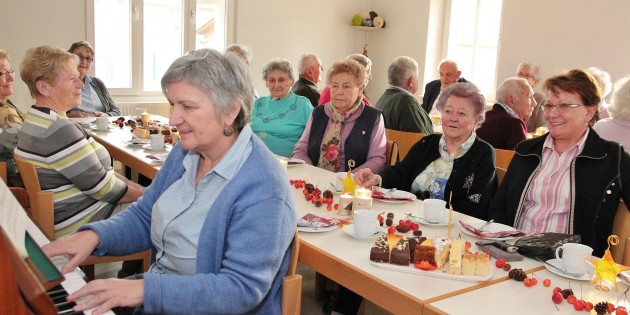 Beim Adventskaffee der Senioren im evangelischen Gemeindehaus wurde auch gemeinsam gesungen. Foto: Hannelore Nowacki