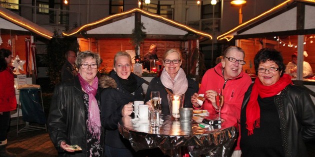 Stimmungsvoller Adventszauber am Alten- und Pflegeheim St. Elisabeth, wo sich diese fröhliche Runde ehrenamtlicher Helferinnen von St. Elisabeth eine Auszeit gönnte. Foto: Hannelore Nowacki