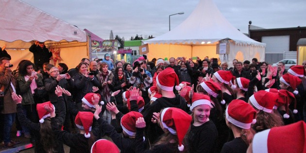 „Sternenglanz“, das erste Bürstädter Adventshoffest bei Familie Tremmel in der Bruchweide, bot den Besuchern Sternstunden in vorweihnachtlicher Zeit wie bei der Vorführung der „Tanzebene“. Sabine Tremmel und Michael Heidrich blickten zufrieden auf das Geschehen und meinten:  „So haben wir es uns vorgestellt“. Foto: Hannelore Nowacki