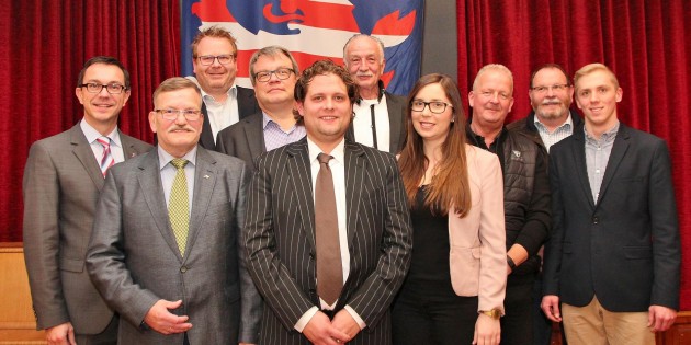Versammlungsleiter Alexander Bauer (links) mit dem neuen Vorstand des CDU-Stadtverbandes und Listenkandidaten: Detlev Reppert, Rainer Stöckel, Torsten Volkert, Aidas Schugschdinis, Dieter Meyer, Lisa Galvagno, Edwin Stöwesand, Bernhard Hossner und Björn Hedderich. Foto: Hannelore Nowacki