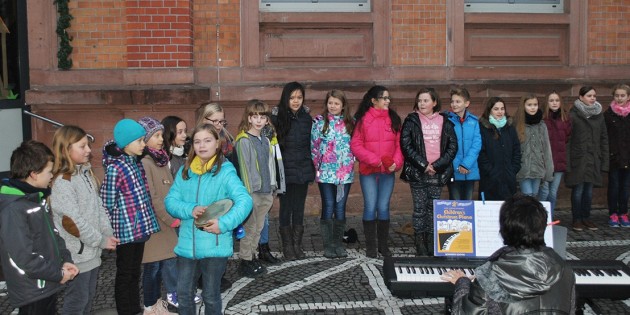 Der Unterstufenchor des LGL unter Leitung von Rosemarie Brumby öffnete am Montag das Türchen des Adventskalenders der Schillerschule – mit einer wunderbaren Darbietung des Liedes „Der kleine Trommler”. Foto: Benjamin Kloos