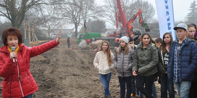 Bürgermeisterin Barbara Schader erläutern den Schülern der 6rd der Erich-Kästner-Schule den Baufortgang. Foto: Benjamin Kloos