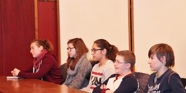 Aufmerksam verfolgten die fünf interessierten Jugendlichen die Diskussion in der großen Runde, aus der sie als Jugendarbeitsgruppe hervorgingen: Serena Kipfstuhl, Leonie Kipfstuhl, Melanie Nitsch, Pierre-Olivier Denise und Sebastian Snaschel (vorne). Foto: Hannelore Nowacki