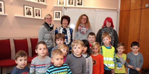 Mit dem Bus war die aufgeweckte Kinderschar zum Rathaus gekommen. Kinder und Erzieherinnen waren in bester Stimmung. Es gab viel Lob und von Bürgermeisterin Schader das Versprechen, dass sie bald wieder die Kindertagesstätte Zwergenwald besuchen werde. Die Leitung wurde Anja Kuhn (links neben Bürgermeisterin Barbara Schader), die stellvertretende Leitung Stefanie Bagdadi (3. von links) übertragen.  Foto: Hannelore Nowacki