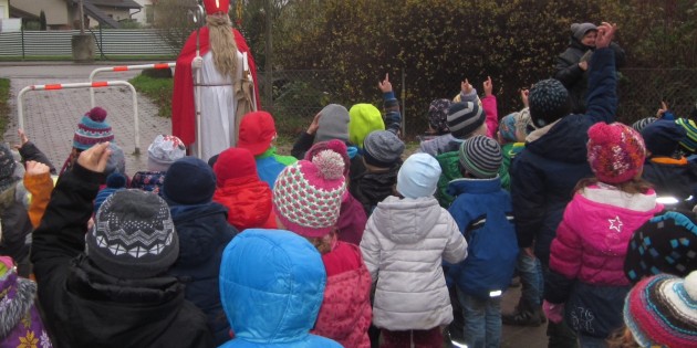 Begeistert trugen die Kinder der Kita Pater Alfred Delp dem Nikolaus Gedichte und Lieder vor. Foto: oh