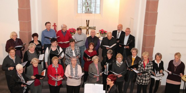 Beim Singgottesdienst in der evangelischen Kirche in Bürstadt sangen die Gemeinde und der Kirchenchor unter der Leitung von Andrea Hintz-Rettenmaier. Foto: Hannelore Nowacki