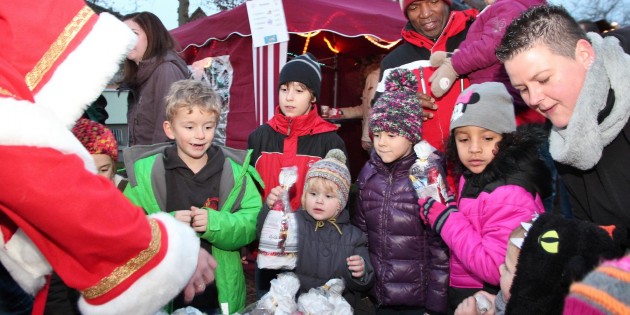 Der Nikolaus wurde schon sehnsüchtig erwartet. Am Schluss waren alle süßen Gaben verteilt und viele Kinder glücklich. Als Star des Nikolausmarktes wünschten sich mehrere Kinder ein Foto mit ihm zusammen. Foto:  Hannelore Nowacki
