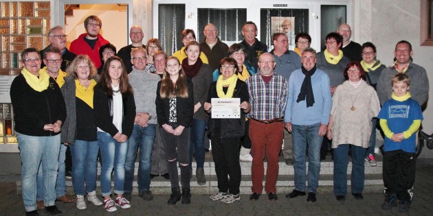 Die Theatergruppe „Die Sainäwwel“ als gut gelaunte Geber und die dankbaren Spendenempfänger freuten sich bei der offiziellen Spendenübergabe im Pfarrheim St. Peter. Foto: Hannelore Nowacki