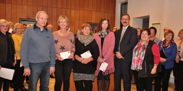 Zur Spendenübergabe mit Gesang hatte sich der Gemischte Chor des GV Frohsinn im Foyer des Bürgerzentrums versammelt. Im Bild: Vorsitzende Inge Gölz (rechts), Bürgermeister Felix Kusicka, Christiane Müller, Ellen Gärtner, Conny Brutscher und Vorsitzender Hans Seibert. Foto: Hannelore Nowacki