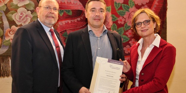 Frank Griesheimer (Mitte) ist Zustifter der Diakonie Stiftung Lampertheim geworden. Die Zustifterurkunde überreichten Martina Seelinger und Werner Hahl. Foto: Hannelore Nowacki