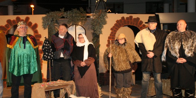 Zum ersten Mal wurde ein Krippenspiel im Rahmen des Bürstädter Adventskalenders von rund 20 Darstellern verschiedener Vereine auf dem Marktplatz aufgeführt. Foto: Eva Wiegand