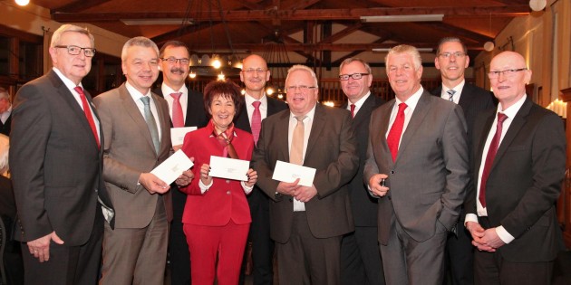 Dr. Marcus Walden, Vorstandsvorsitzender der Sparkasse Worms-Alzey-Ried  (5. von links), überreichte die Spendenumschläge an den Lampertheimer Bürgermeister Gottfried Störmer (2. von links), den Bibliser Bürgermeister Felix Kusicka (3. von links) sowie Bürstadts Bürgermeisterin Barbara Schader und den Groß-Rohrheimer  Bürgermeister Rainer Bersch. Foto: Hannelore Nowacki