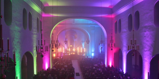 „Kirche im Licht“ – ein Erlebnis in der Adventszeit, das in Bürstadt zu den Höhepunkten in der besinnlichen und auch hektischen Adventszeit zählt. Foto: Hannelore Nowacki