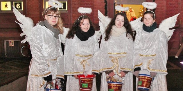 Sorgen während des Candlelight-Shopping für besonderen Glanz: Die Weihnachtsengel. Archivfoto: Hannelore Nowacki