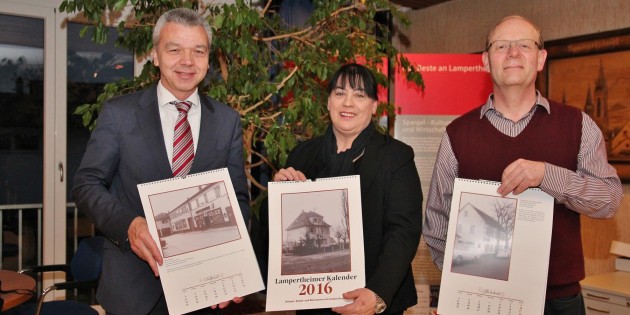 Frisch aus dem Druck erhielt Bürgermeister Gottfried Störmer (links) den Lampertheimer Kalender 2016 aus der Hand von Margit Karb, Vorsitzende des Heimat-, Kultur- und Museumsvereins, und Stadtarchivar Hubert Simon, der auch Geschäftsführer des Vereins ist. Zum Preis von 10 Euro ist der Kalender ab sofort unter anderem im Rathaus-Service erhältlich. Foto: Hannelore Nowacki