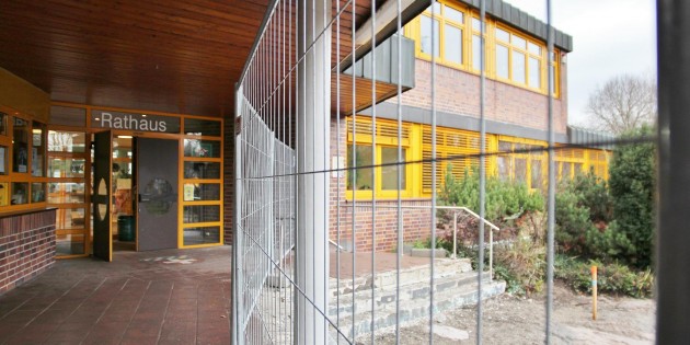 In wenigen Monaten ist die „alla hopp“-Anlage im Bürgerhauspark fertig und der Eingang zum Rathaus wird in neuer Gestaltung zum Gesamtbild passen. Foto: Hannelore Nowacki
