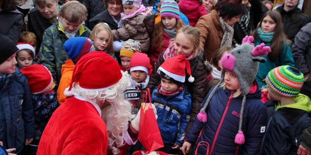 Der Nikolaus hatte viele rote Tüten in seinem Wagen mitgebracht. Foto: Hannelore Nowacki