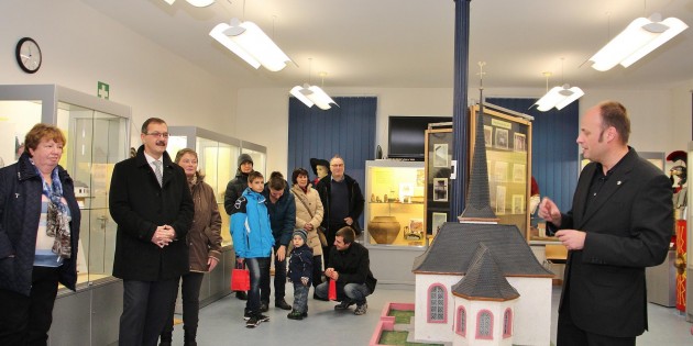 Die Sonderausstellung zog bereits viele Besucher an, wie hier bei der Eröffnung. Foto:  Hannelore Nowacki