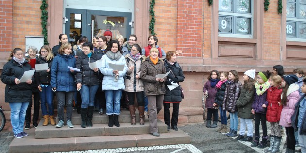 Zur Freude der Schillerschüler öffneten Schüler der Elisabeth-Selbert-Schule das zweite Türchen des Adventskalenders mit schwungvollen Weihnachtsliedern. Foto: Benjamin Kloos