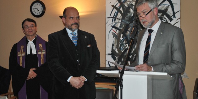 Der Vorsitzende des Hessischen Diakonievereins, Dr. Martin Zentgraf (l.),und Bernhard Pammer, Geschäftsführer des Diakonievereins (r.), führten Henning Krey (Mitte) in sein neues Amt als Leiter des AGAPLESION Dietrich Bonhoeffer Haus ein. Foto: Benjamin Kloos