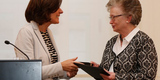 Karin Burgemeister wurde durch rheinland-pfälzische Ministerpräsidentin Maul Dreyer für ihr Engagement für Frauen mit dem Landesverdienstorden ausgezeichnet. Foto: Rheinland-Pfalz RLP /Sämmer