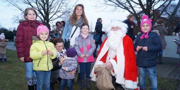 Der Nikolaus beschenkte die Kinder wieder einmal reichlich mit Süßigkeiten beim SPD-Nikolausfest in Lampertheim-Hofheim. Foto: Sigrid Samson