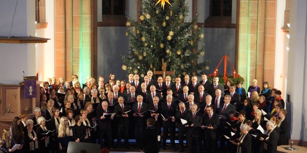 Die Chöre des MGV Lampertheim begeisterten das Publikum beim 21. Weihnachtssingen in der Domkirche Lampertheim. Foto: Sigrid Samson