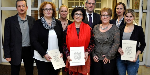 Landrat Engelhardt gratuliert seinen fünf Mitarbeiterinnen, die sich nun „Office-Managerin“ nennen dürfen. Foto: oh