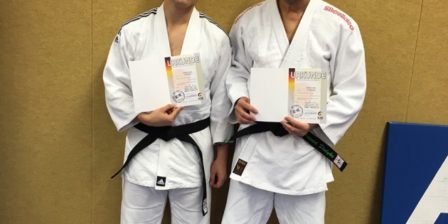 Die befreundeten Jugendtrainer Harald Dudyka vom 1. JCB (r.) und Iba Wetzig von der TG Rimbach (l.) freuen sich über ihre bestandenen Schwarzgurtprüfungen. Foto: oh