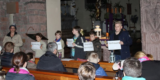 Sankt Georgspfadfinder vom Stamm Guy de Larigaudie brachten das Friedenslicht nach Lampertheim. Foto: Meike Paul