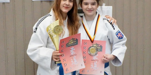Lea Daniel vom 1. Judo-Club Bürstadt (r.) freut sich mit ihrer Freundin, der Erstplatzierten Ellen Henkel vom JC Vellmar, über ihr gutes Ergebnis beim Zwing-Cup in Landau. Foto: oh