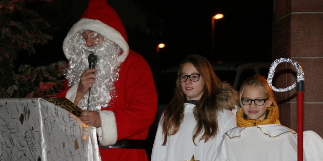 Der Nikolaus und seine Engel Romy und Jana verteilten die begehrten Geschenke an die Kinder am Dorfbrunnen in Riedrode. Foto: Eva Wiegand