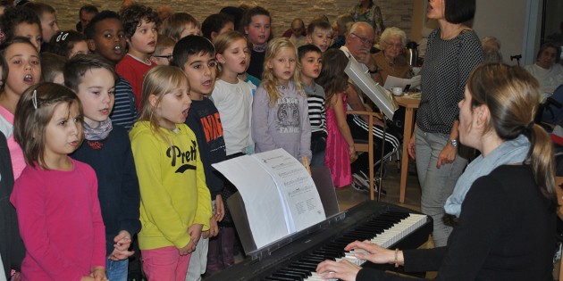 Die Kinder der Klassen 1 a und 3 b der Schillerschule begeisterten die Senioren mit ihrem gesanglichen Können, schönen Liedern und humorvollen Gedichten. Foto: Benjamin Kloos