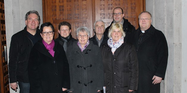 Stellte sich im Rahmen des Lichtergottesdienst vor: Der neue Pfarrgemeinderat von Mariä Verkündigung mit Andreas Fischer, Florian Weppelmann, Heinrich Schüßle, Michael Koch und Pfarrer Erhard Schmitt (hinten v.l.) sowie Margareta Hofmann, Brigitte Hartnagel und Andrea Krayer (vorne v.l.). Foto: Meike Paul