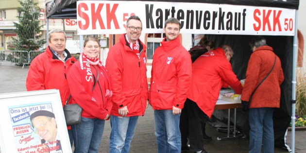 Am Samstag führten die SKK-Mitglieder so einige Gespräche und informierten die Bürstädter über das vielseitige Angebot des Spiel- und Kulturkreises. V.l. Werner Ofenloch, Nicole Faber, Michael Morweiser und Markus Heiser. Foto: Eva Wiegand