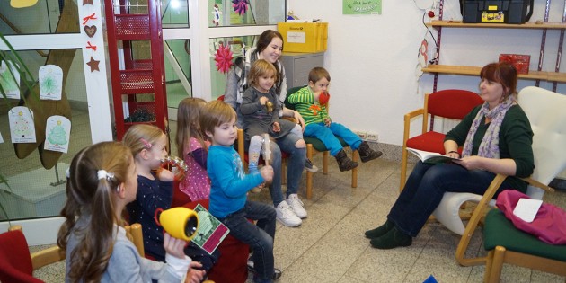 Gerne hörten sich die Kinder die Weihnachtsgeschichten an und ließen sich dann einen Stempel in ihr Heftchen geben, um an der Verlosung am Abschlusstag der Adventsaktionen der Jugendförderung teilzunehmen. Foto: Sigrid Samson