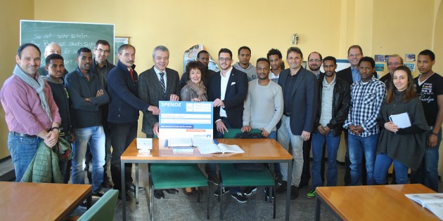 Große Freude bei Flüchtlingen, politisch Verantwortlichen und den edlen Spendern: Dank des Lions-Club können in Biblis, Bürstadt und Lampertheim 25.000 Euro für Deutschkurse für Flüchtlinge eingesetzt werden. Foto: Benjamin Kloos