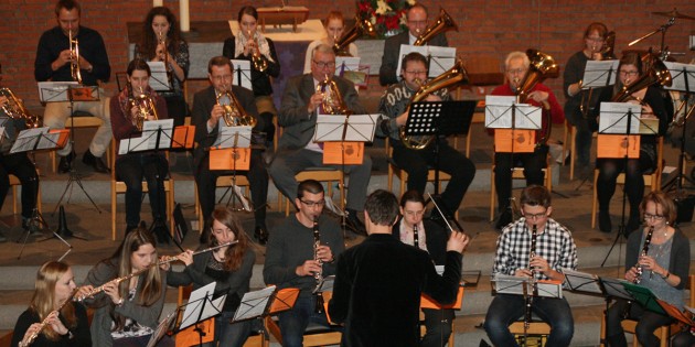 Der Evangelische Posaunenchor unter Leitung von Sebastian Blaut gestaltete wieder eine gelungene Weihnachtsfeier in der Friedenskirche mit vielen schönen Advents- und Weihnachtsliedern.
