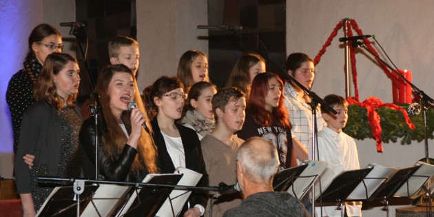 Die jungen Talente der Erich-Kästner-Schule zeigten eine schöne Bandbreite ihres Könnens. So standen beim traditionellen Weihnachtskonzert verschiedene Chöre sowie einige Solisten auf der Bühne. Foto: Eva Wiegand