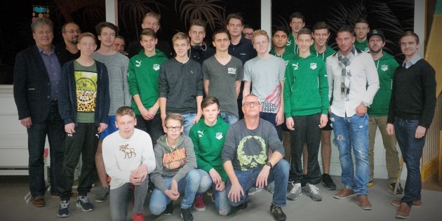 Das B-Jugend Team der SGH in der Badminton-Oase, eingerahmt von Bernd Ehret (l.) und Moritz Schneider (r.). Foto: ehr