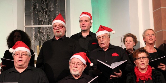 Mit Weihnachtsmützen illustrierten die fünf Männer des Chors „Emotion“ bei den rockigen Songs amerikanisch inspirierte Stilsicherheit. Foto: Hannelore Nowacki