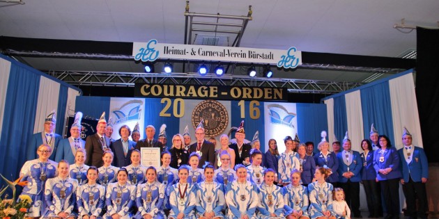 Wolfgang Bosbach, der 33. Courage-Ordensträger, umrahmt vom HCV-Vorstand, Laudator Matthias Wilkes, Landrat Christian Engelhardt, der HCV-Garde und der Juniorengarde „Charisma“. Foto: Hannelore Nowacki